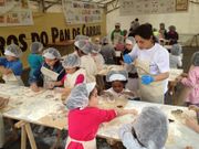 Aprendiendo a hacer pan en uno de los obradoiros para ni�os