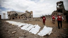 Miembros de la Cruz Roja hacen recuento de los cadveres tras el ataque a la crcel de prisioneros de guerra en Yemen