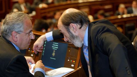Rubalcaba charla en el 2006 con Alfonso Guerra durante el debate de la aprobación del nuevo Estatut de Cataluña