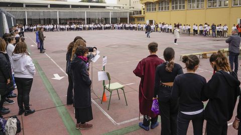 El IES 12 de Outubro, el Blanco Amor y el CEIP de Prácticas celebraron un acto conjunto para conmemorar el 25N.