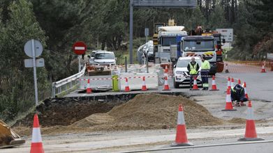 Obras en la N-642 este domingo, en el entorno del socavón