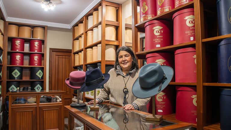 <span lang="gl">Ofelia Souto, propietaria de una de las últimas sombrererías de Galicia: «Non vendemos por internet, o sombreiro hai que probalo»</span>