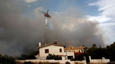 Un helicóptero trata de extinguir un incendio en Penelti