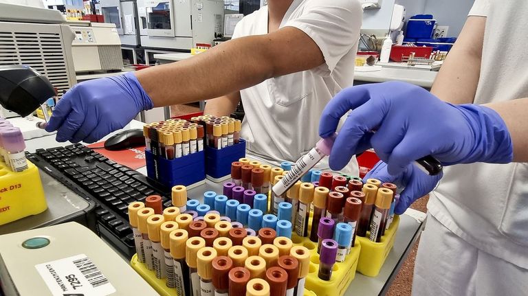 Más de un mes de espera por un análisis de sangre en centros de salud de Vigo