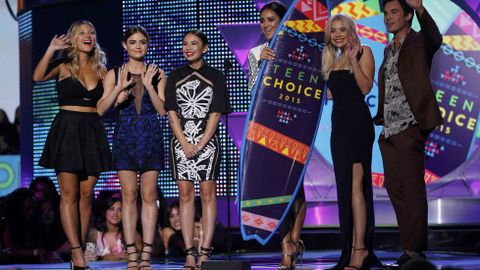 Los actores de «Pretty Little Liars» reciben el premio de serie de televisión de drama durante los Teen Choice Awards 2015