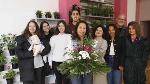 Sara y parte de su familia y amigos, en la inauguracin de su floristera en O Couto