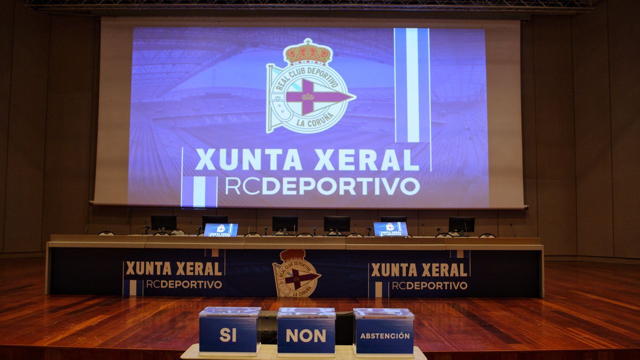 Terrazas llenas en el primer d�a de la primavera gallega.Miguel Fern�ndez Cend�n, sujetando un trofeo de tiro al plato, una de sus pasiones
