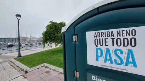 Mensaje en Koruño en un inodoro portátil en A Coruña