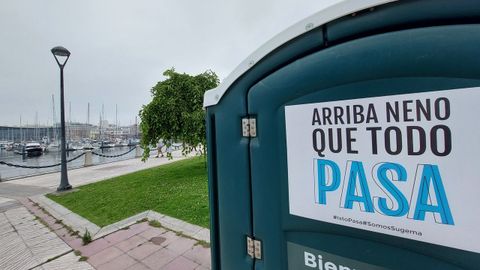 Mensaje en Koruo en un inodoro porttil en A Corua