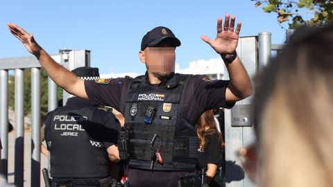 Policías ante el instituto de Jerez donde ha ocurrido la agresión 