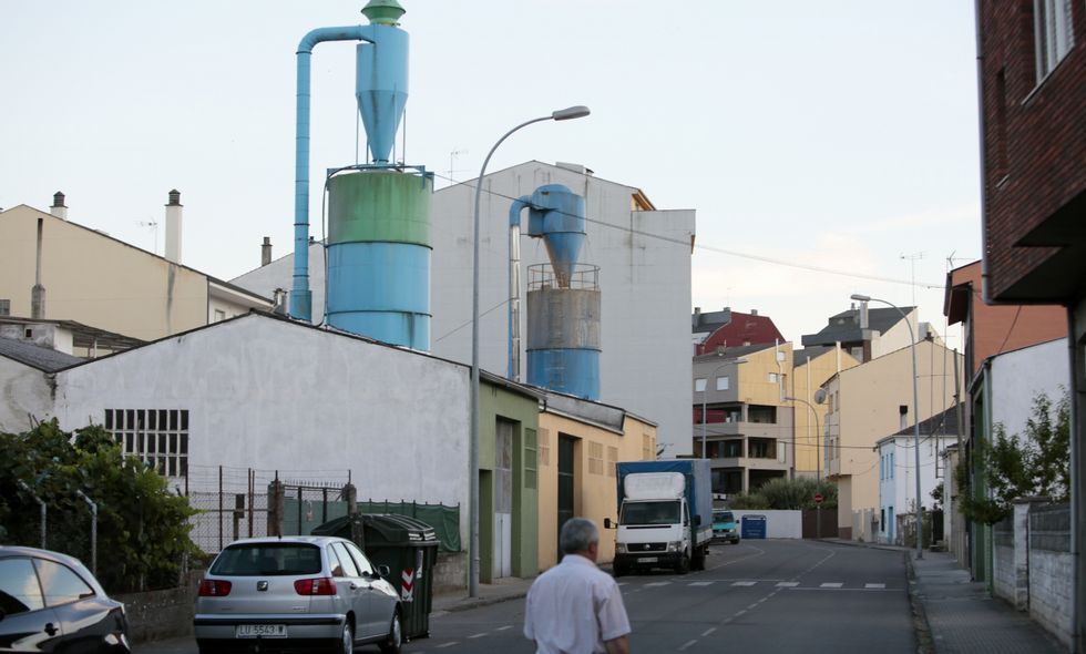 Las dos f�bricas de puertas est�n entre las casas y trabajan con las puertas abiertas hacia la calle por lo que provocan ruidos de hasta 90 decibelios a las viviendas colindantes y abundante polvo. 