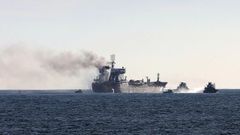 El barco, que transporta combustible, arde frente a las costas de Oporto