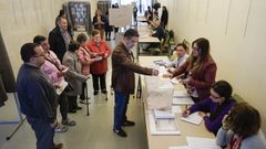 Imagen de archivo de votantes en un colegio electoral de Ourense.