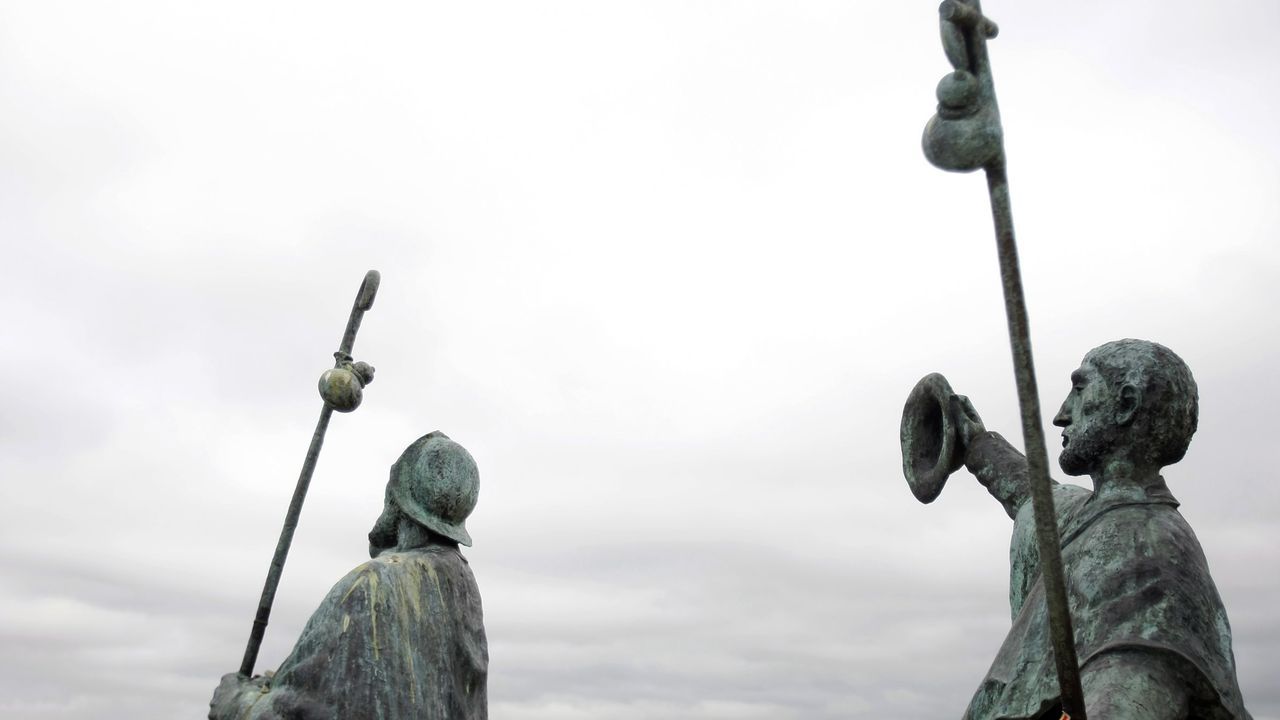 Lugares para visitar en Lugo en un da gris.Estatua de los peregrinos en Monte do Gozo