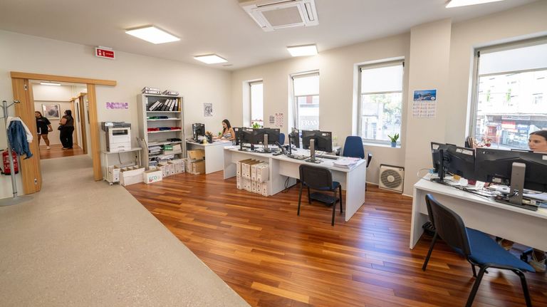 El día a día en un juzgado grande y en uno mediano de Galicia: «No estamos para sonreír, trabajamos con agobio»