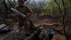 Artilleros ucranianos preparan municin para lanzarla contra posiciones rusas en Bajmut.