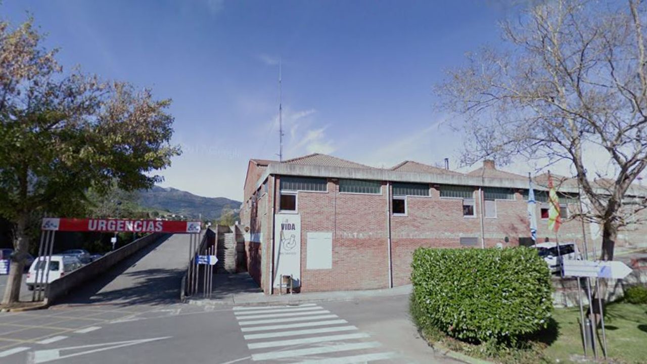 Herido un conductor de 74 años al salirse de la vía y volcar en Cangas