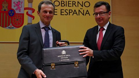 El ministro de Ciencias, Innovacin y Universidades Pedro Duque recibe su cartera del saliente ministro Romn Escolano.