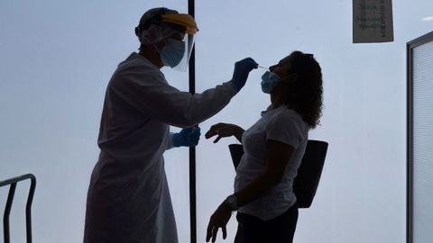 Un enfermero realiza test PCR en la sede del 061 en Zaragoza