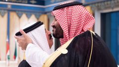 El principe Mohamed bin Salman besa al rey de Barin al inicio de la cumbre del Consejo de Cooperacin del Golfo (GCC) en La Meca
