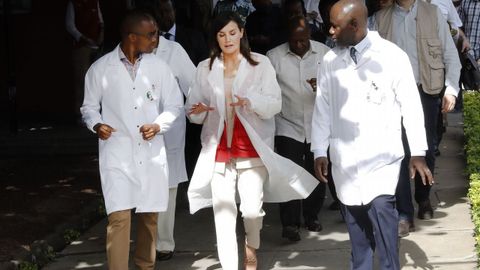 La reina Letizia en su visita este lunes, en la localidad mozambiquea de Manhia, al centro de referencia internacional contra enfermedades transmisibles, entre ellas la malaria, impulsado por la cooperacin espaola