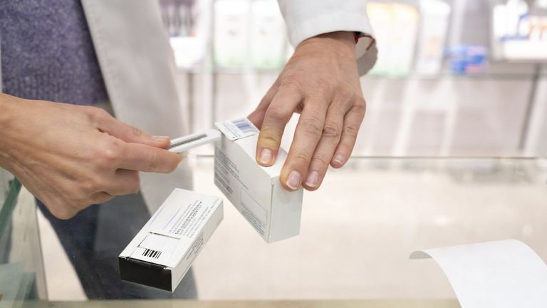 Sanidad jubila el cúter en las farmacias: un identificador d