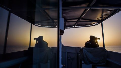 Un miembro de la ONG SOS Mediterrneo observa el horizonte con unos prismticos