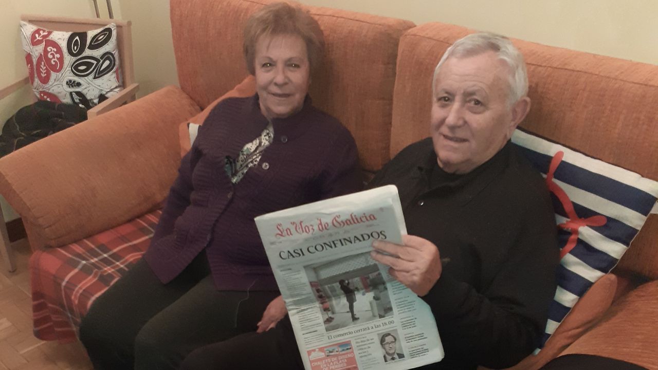 Joyas inmobiliarias con precios por encima del mercado.Jos� Linares, suscriptor de La Voz que lleva recibiendo el peri�dico en Navarra desde hace 53 a�os, junto a su mujer Mari Paz Banzo