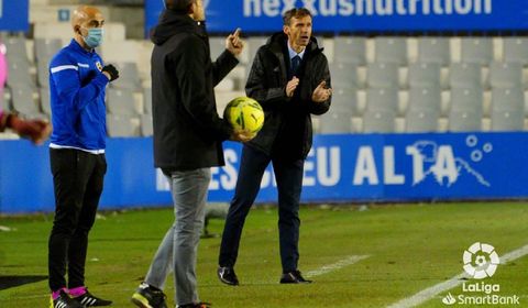 Cuco Ziganda Sabadell Real Oviedo Nova Creu Alta.Cuco Ziganda da �rdenes desde la banda