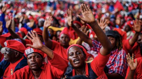 Simpatizantes del partido Movimiento por el Cambio Democrtico de Zimbawe despiden al lder opositor Morgan Tsvangirai, fallecido la semana pasada