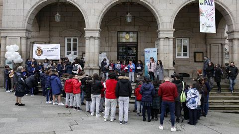 Paz Ourense.Lectura de manifiesto y suelta de globos en la praza Maior de Ourense