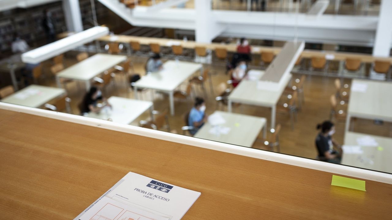 Las imágenes del acto de despedida del buque logístico australiano.Prueba de selectividad