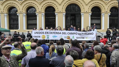 El campo asturiano protesta en Oviedo.