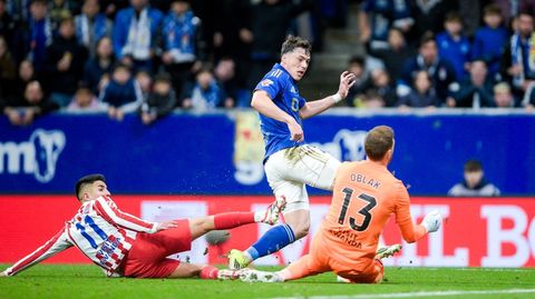 Fede Vi�as ante Oblak, durante el primer tiempo del Real Oviedo-Atl�tico