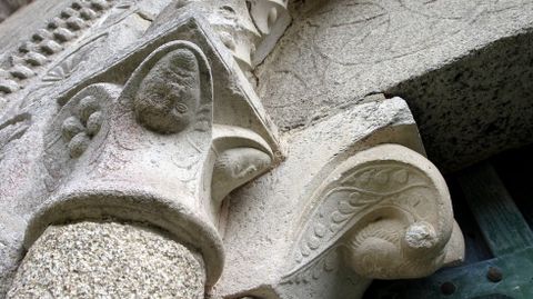 Capiteles esculpidos en la iglesia de Eiré