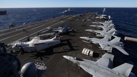 Vista general del portaaviones norteamericano USS Harry S. Truman en el Mar Adriático.
