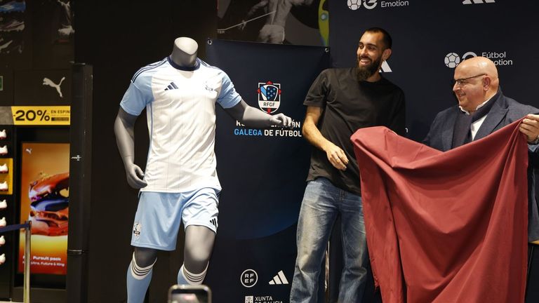 Borja Iglesias presenta la nueva equipación de la selección gallega