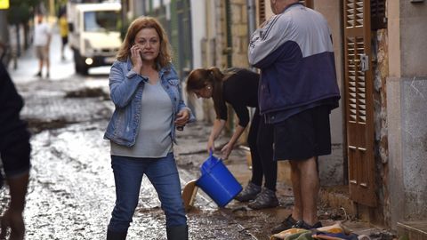 Vecinos de Sant Lloren, esta maana, tras el desbordamiento de torrentes provocados por las fuertes lluvias