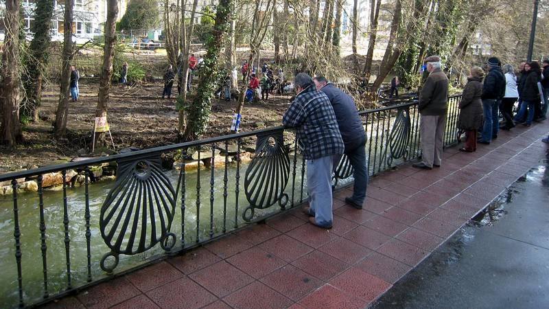 Dos jugadores del Lourenz� corren por el bal�n ante el O P�ramo.