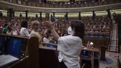 La vicesecretaria general del PSOE, Adriana Lastra, aplaude despus de intervenir en una sesin plenaria en el Congreso de los Diputados