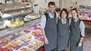 Miguel Galego con Blanca y Rosana en la carnicera Vias. 