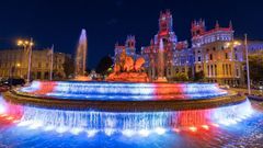 La fuente de Cibeles, en Madrid, iluminada con los colores de la bandera britnica en seal de duelo. 