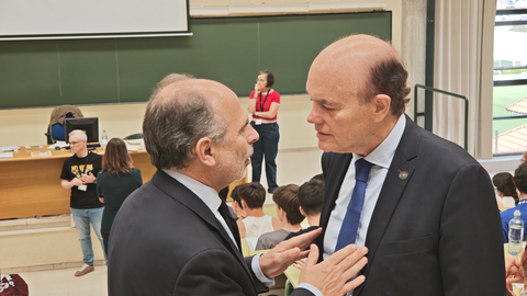 Alumnado en los minutos previos al inicio del examen de la PAU 2026 en un aula de la sede del Campus de El Cristo.