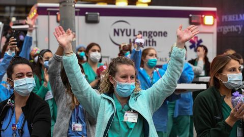 Trabajadores del Langone Hospital de Nueva york agrdecen los aplausos