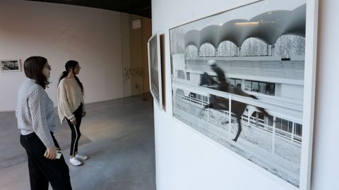 Dúas persoas visitan o Museo interactivo da historia de Lugo.