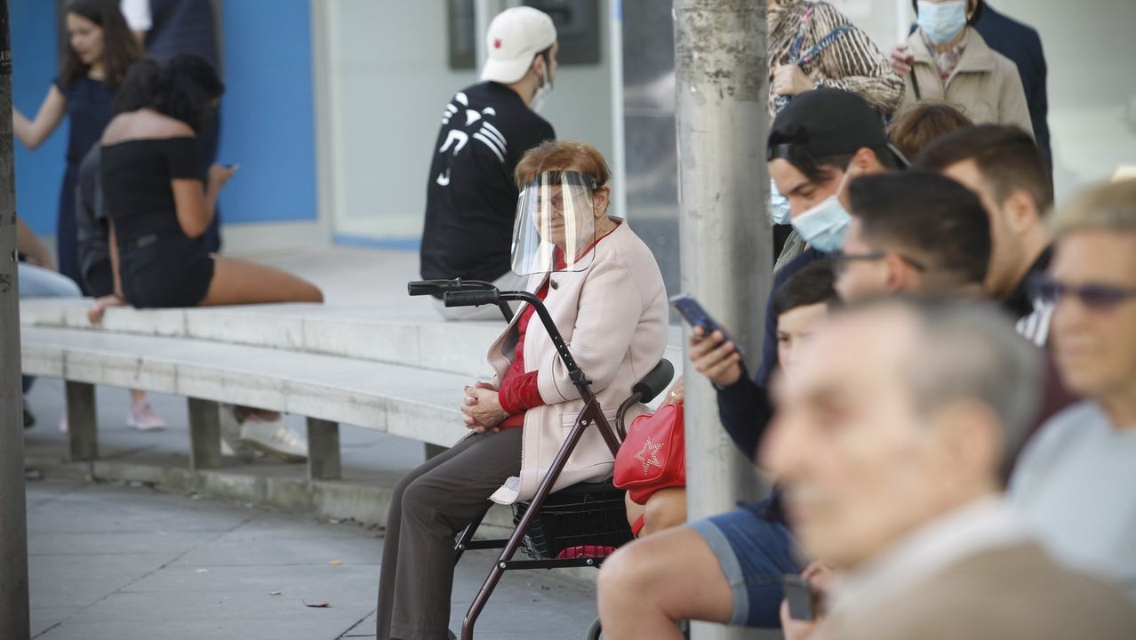 V�deo de las elecciones en Burela, con colas para votar.Una pintada, en el mismo punto de la playa de Coira en el que la pandilla de amigos de los ocupantes del kayak se juntaban siempre, recuerda a Miguel Quan y a Javier Hurtado