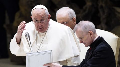 El Papa Francisco dirige su audiencia general semanal en el Vaticano.