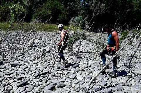 Agentes de la Guardia Civil revisan la orilla del ro durante el rastreo de ayer