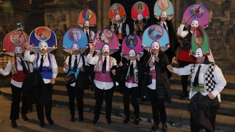 Un grupo de mujeres con máscaras que imitan a las tradicionales de los entroidos ourensanos, en la noche de comadres de la ciudad.