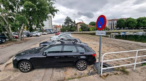 Rampa de As Corbaceiras, en Pontevedra, con la seal de prohibicin de aparcamiento